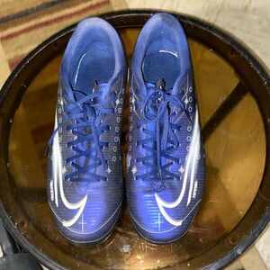 Women’s blue Nike tennis shoe